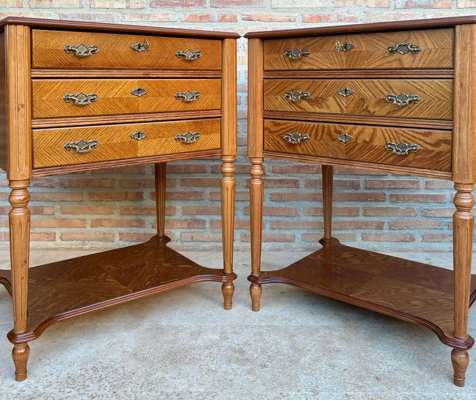 Tables de chevet fin du XXe siècle à trois tiroirs et étagère ouverte photo vintage