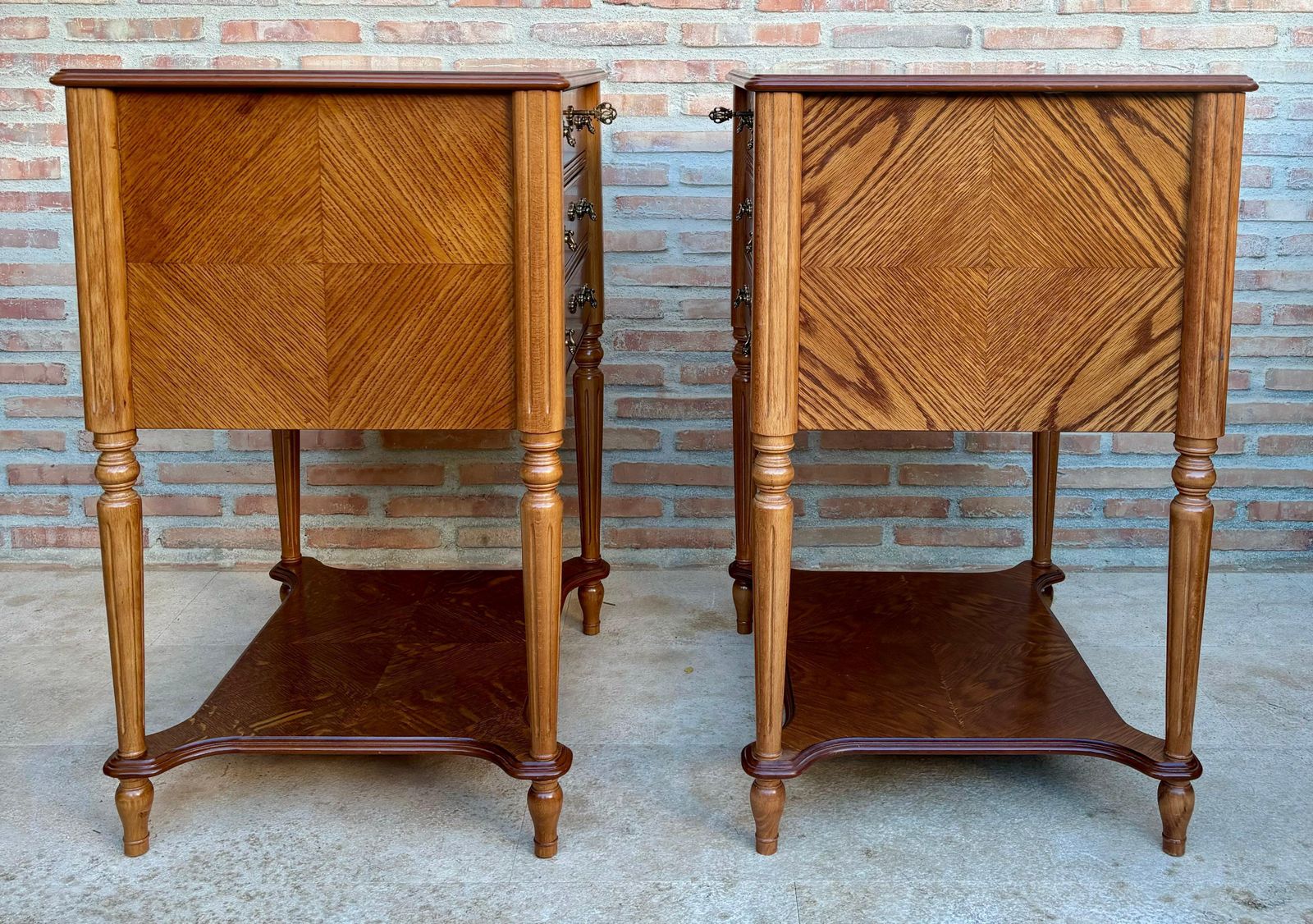 Mobilier Tables de chevet fin du XXe siècle à trois tiroirs et étagère ouverte photo