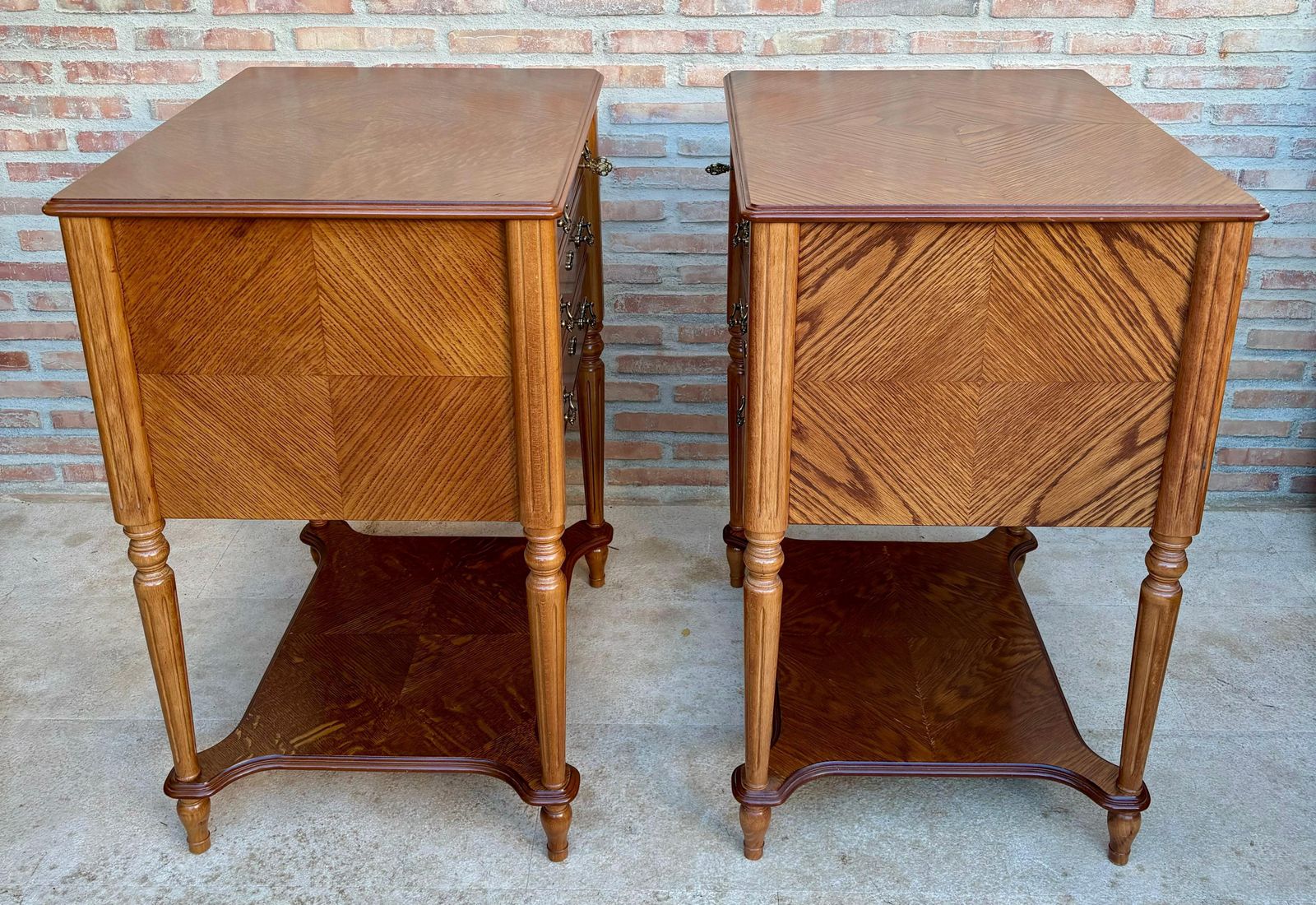 3035.0 Tables de chevet fin du XXe siècle à trois tiroirs et étagère ouverte photo