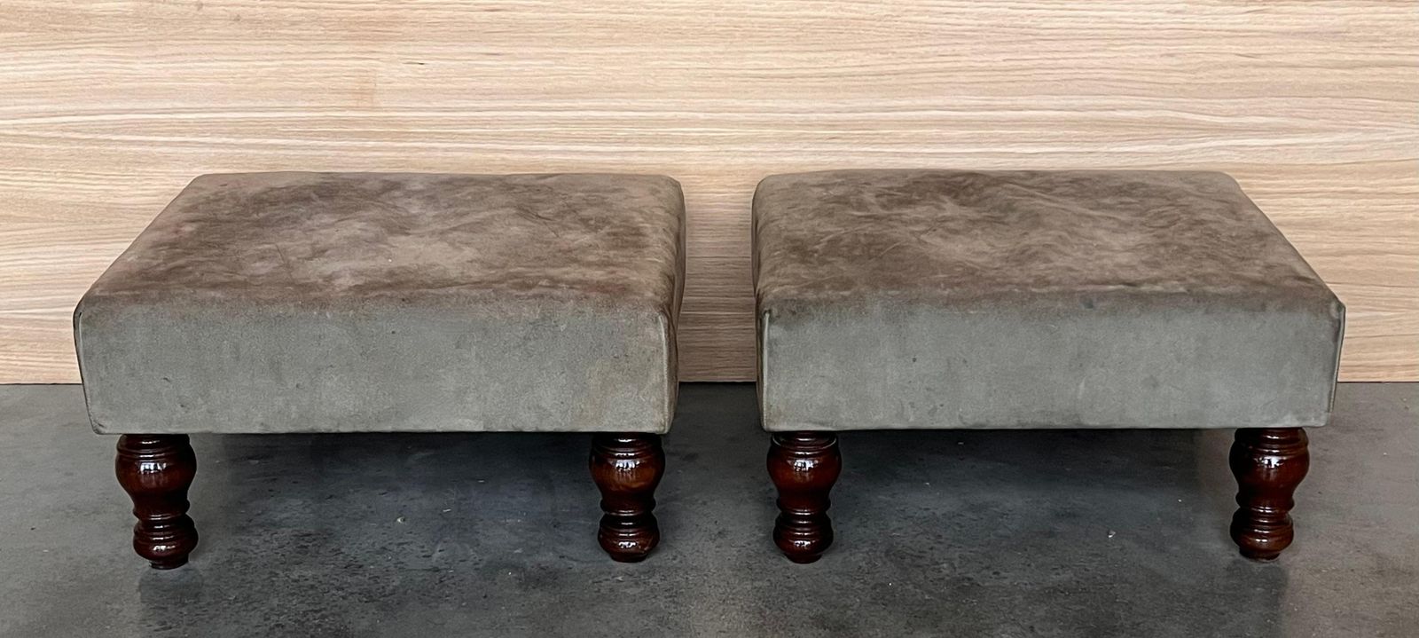 Paire de repose-pieds, assise en cuir et pieds en bol photo for sale