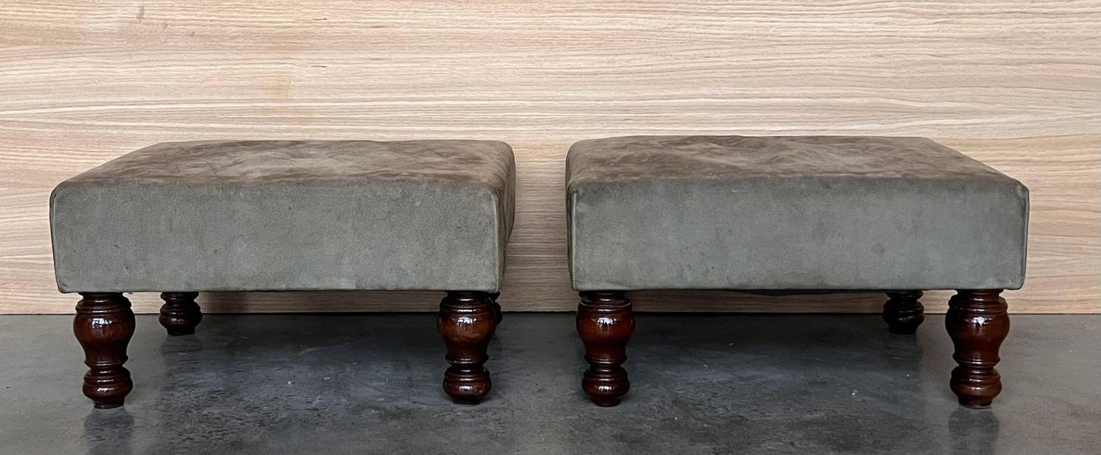 Paire de repose-pieds, assise en cuir et pieds en bol photo Mobilier