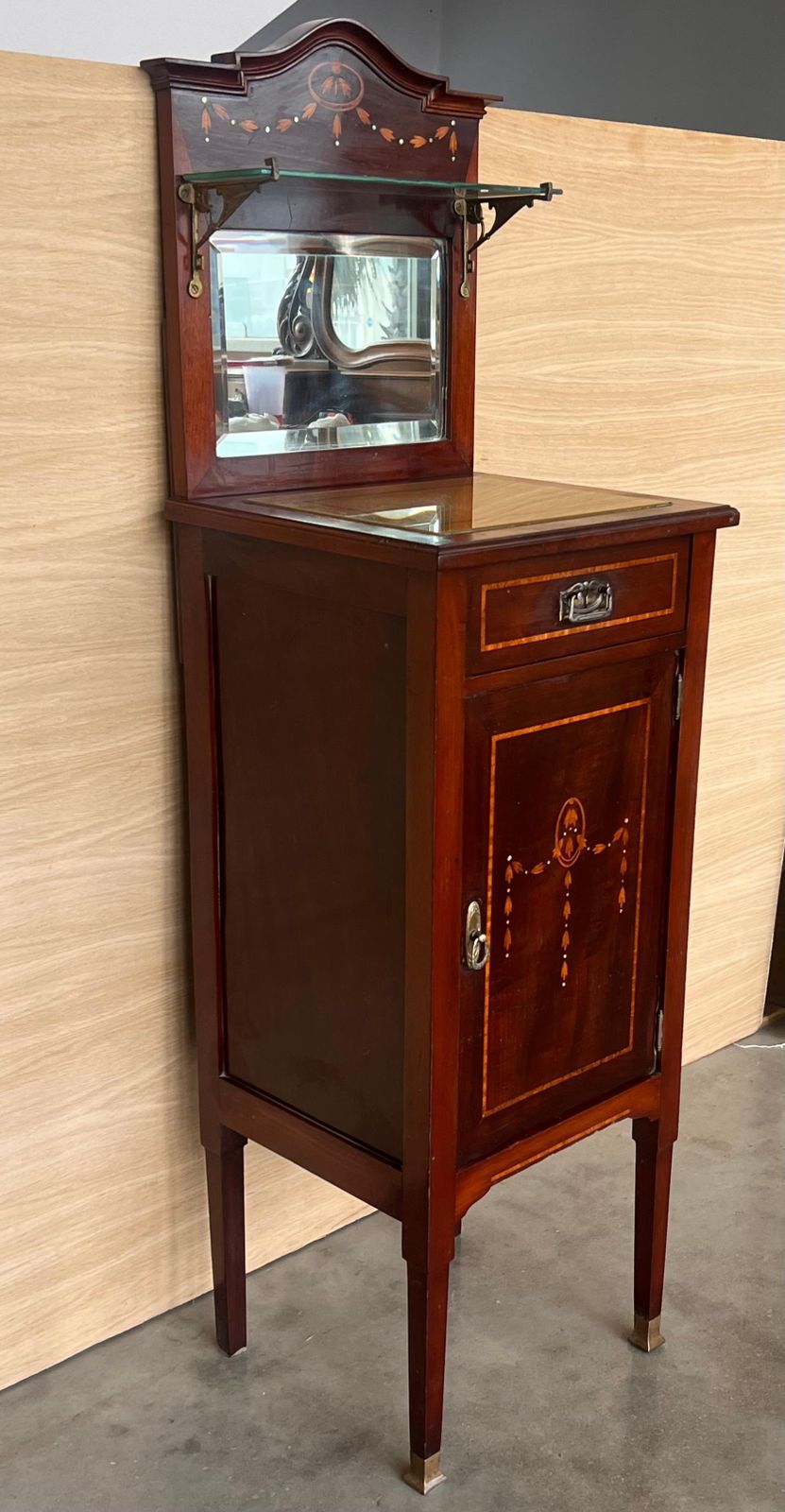 Paire de tables de chevet Art Nouveau en noyer, crête et étagère en verre, début du XXe siècle photo 2720.0
