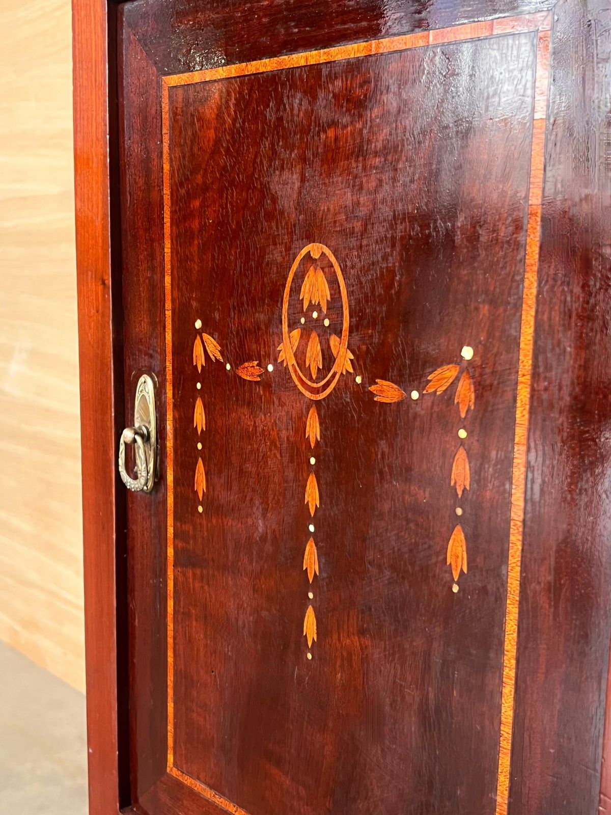 photo buy Paire de tables de chevet Art Nouveau en noyer, crête et étagère en verre, début du XXe siècle