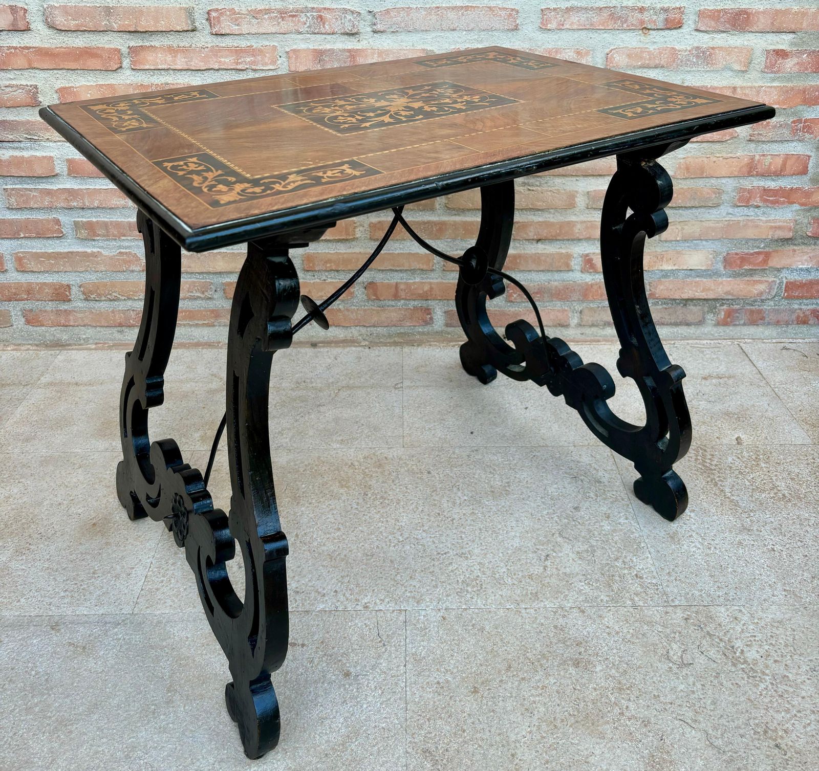 Table d'appoint baroque espagnole, pieds en lyre et plateau en marqueterie, 1850 photo Mobilier