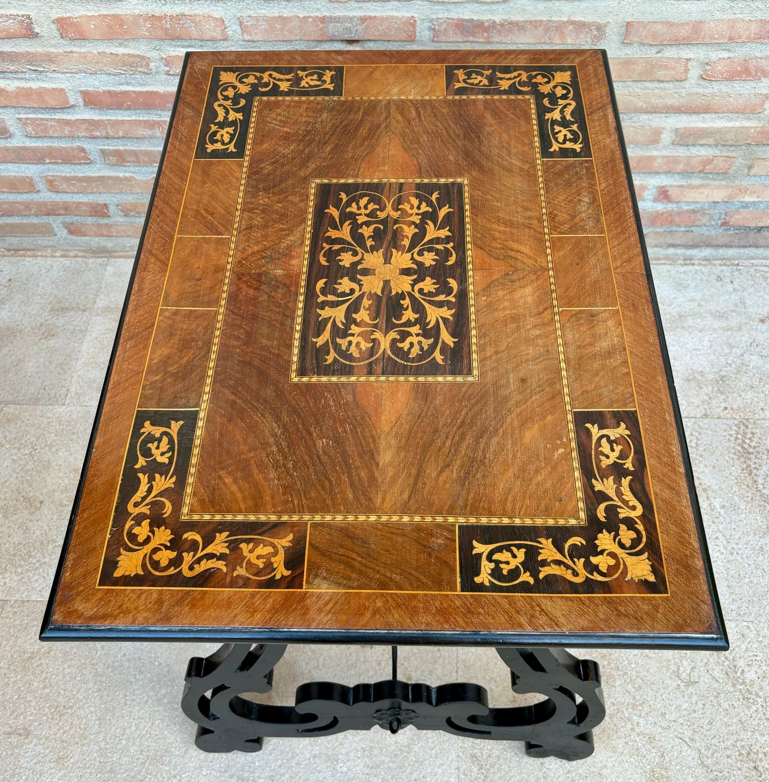 photo furniture Table d'appoint baroque espagnole, pieds en lyre et plateau en marqueterie, 1850