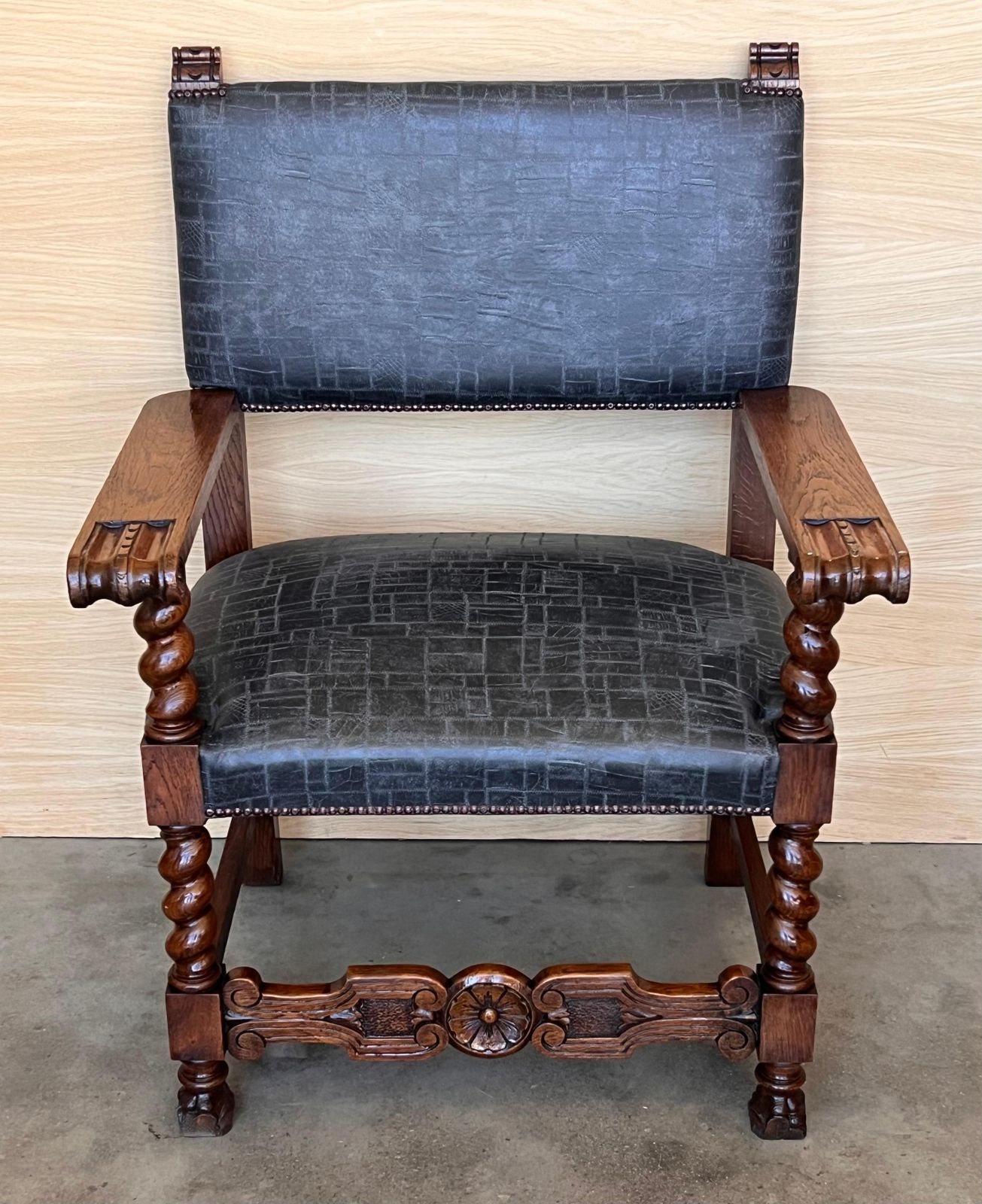 Fauteuil baroque espagnol du XIXe siècle en noyer sculpté, colonnes salomoniques et cuir noir neuf photo for sale