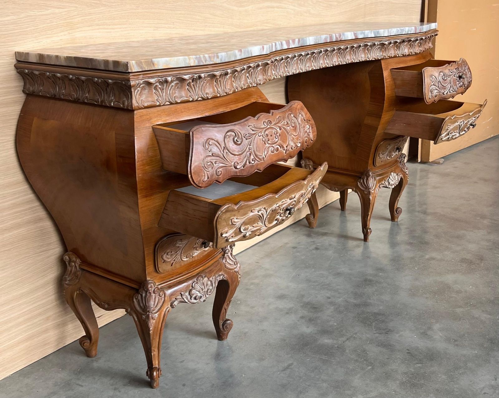 photo furniture Coiffeuse baroque espagnole d'époque, années 1940, en noyer et loupe de noyer sculpté à la main