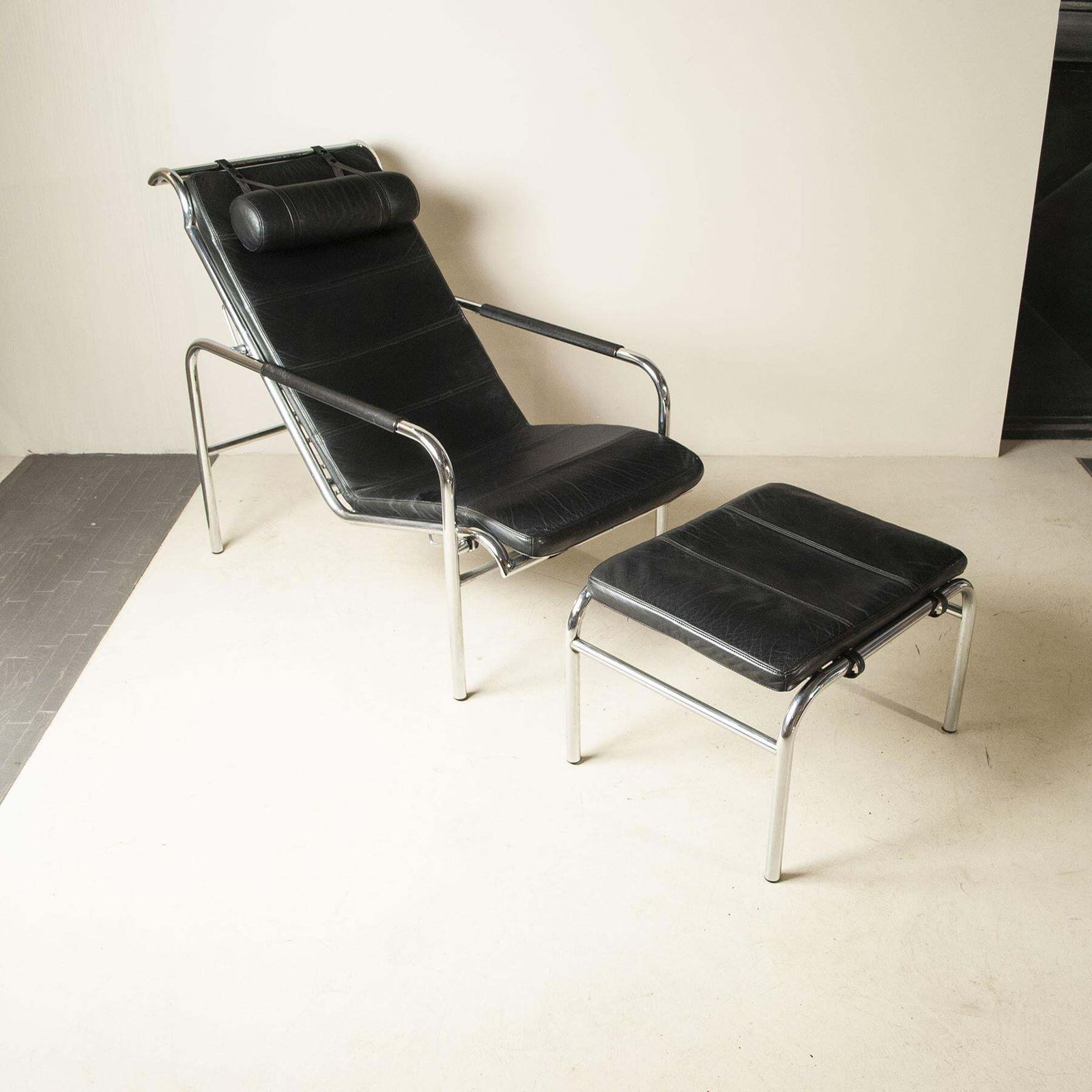 photo buy Chaise Longue Genni For Zanotta By Gabriele Mucchi 70s