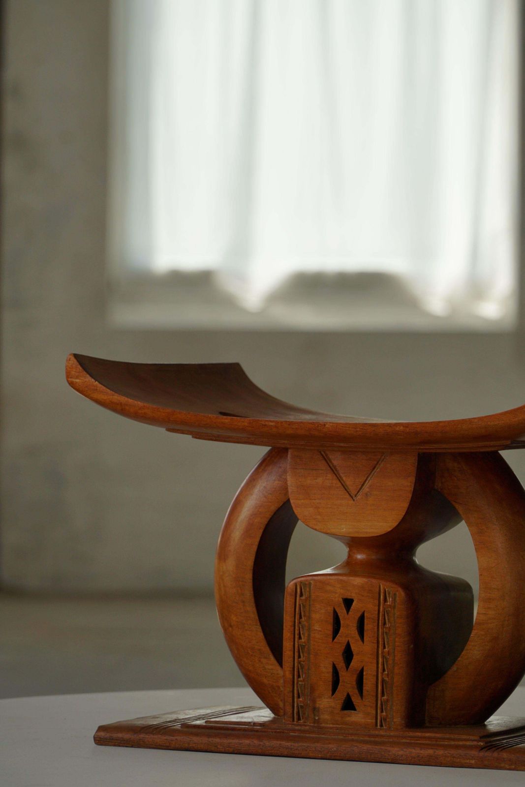 West African Ashanti Stool In Carved Hardwood, 20th Century photo vinterior