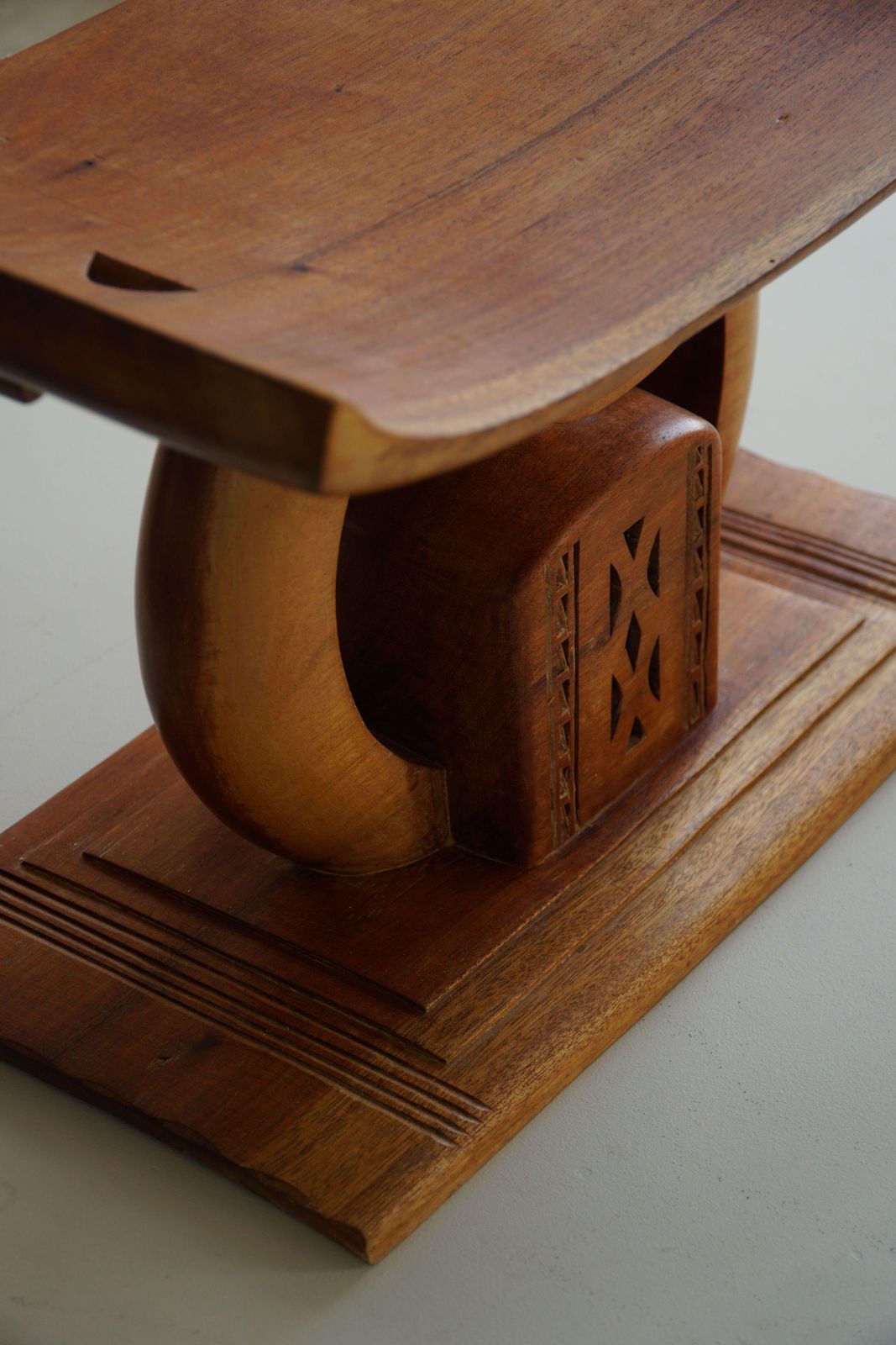 photo furniture West African Ashanti Stool In Carved Hardwood, 20th Century