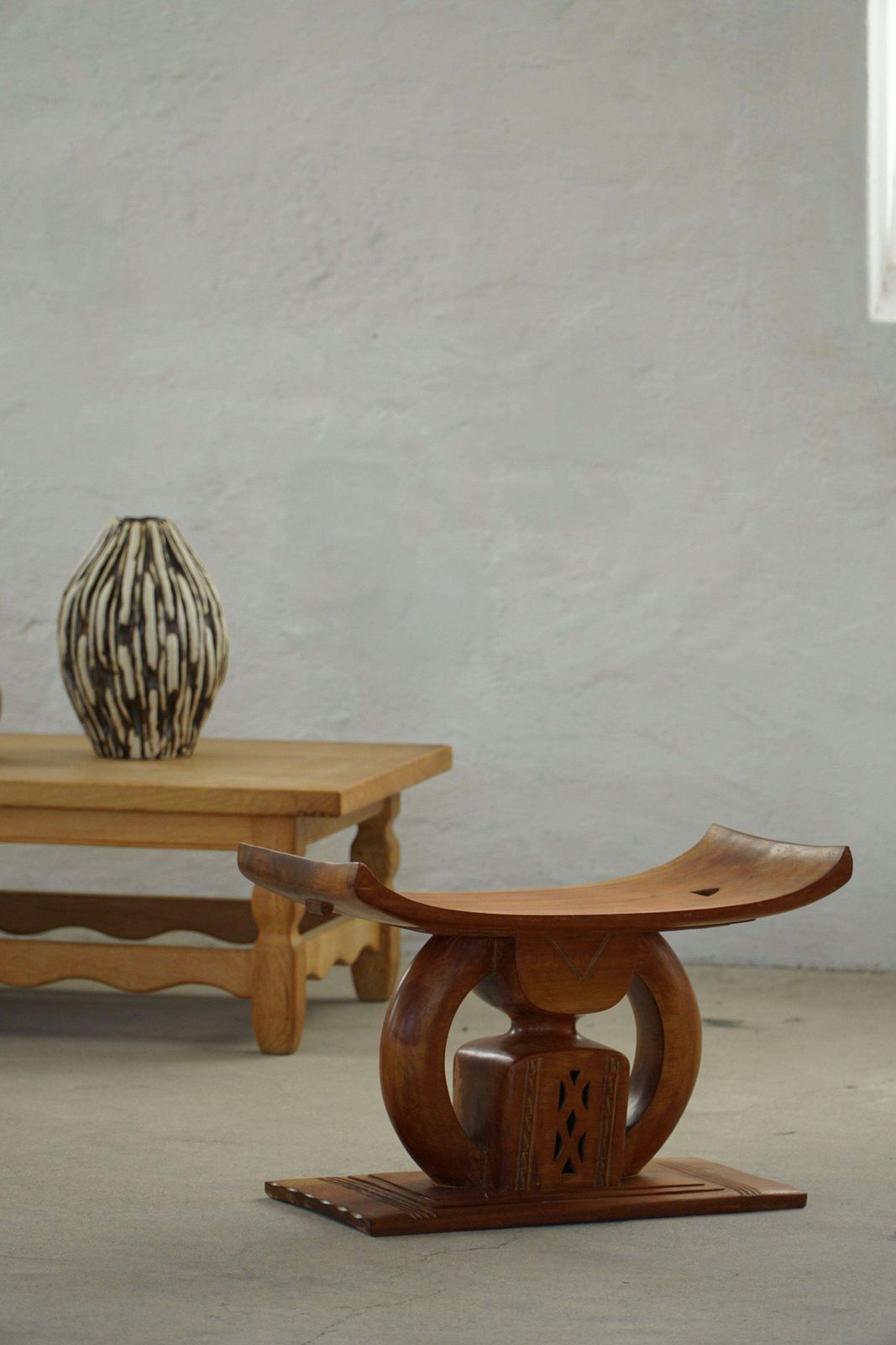 photo vinterior West African Ashanti Stool In Carved Hardwood, 20th Century