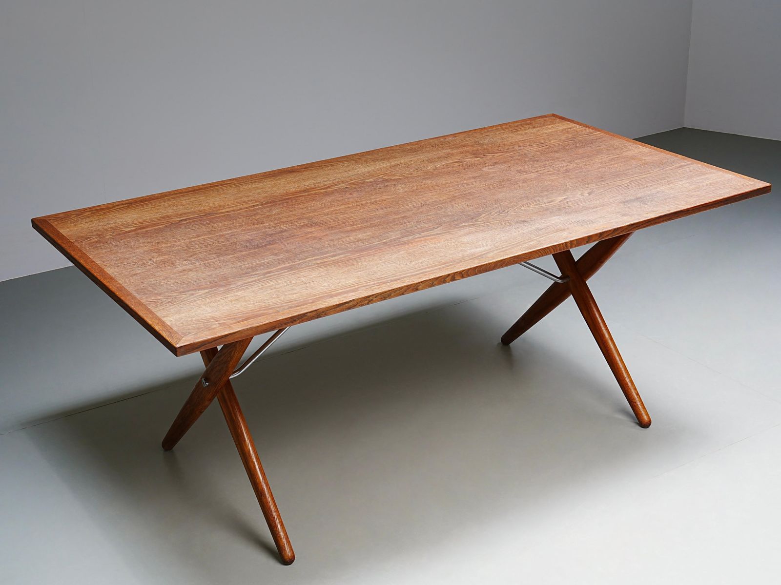 photo vintage Hans Wegner Voor Andreas Tuck – Eettafel 303 In Eiken En Metaal, Denemarken, Ca. Jaren 1950