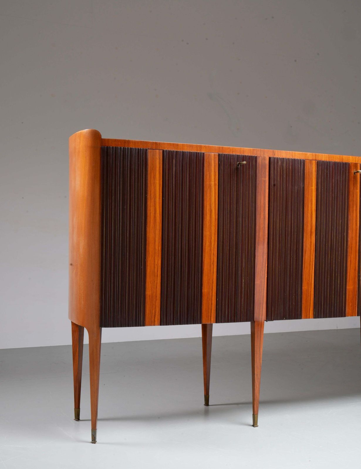 29977.0 Paolo Buffa Grande Credenza Op Acht Poten, Hout, Messing En Glas, Italië, Ca. Jaren 1950 photo