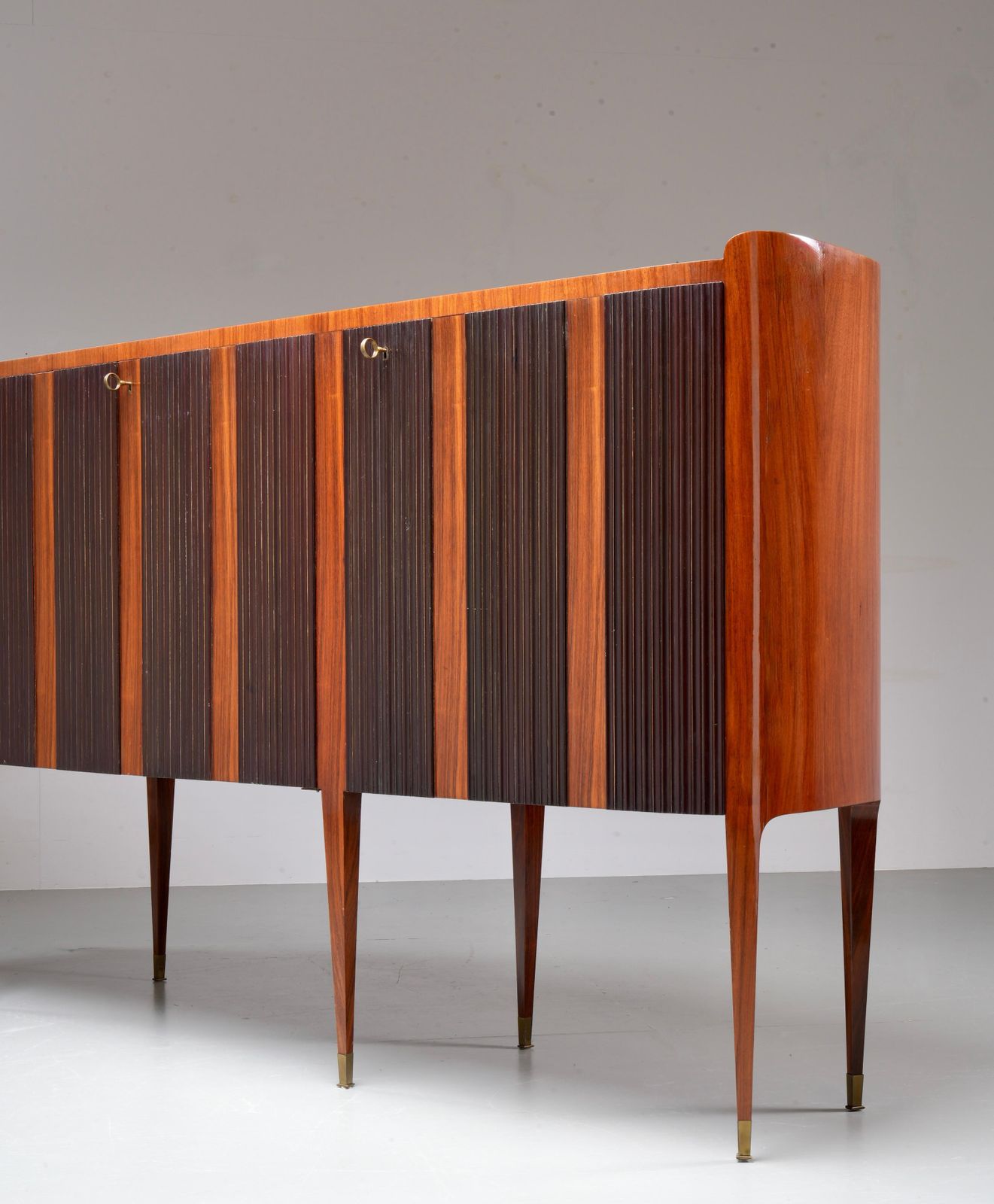photo vinterior Paolo Buffa Grande Credenza Op Acht Poten, Hout, Messing En Glas, Italië, Ca. Jaren 1950
