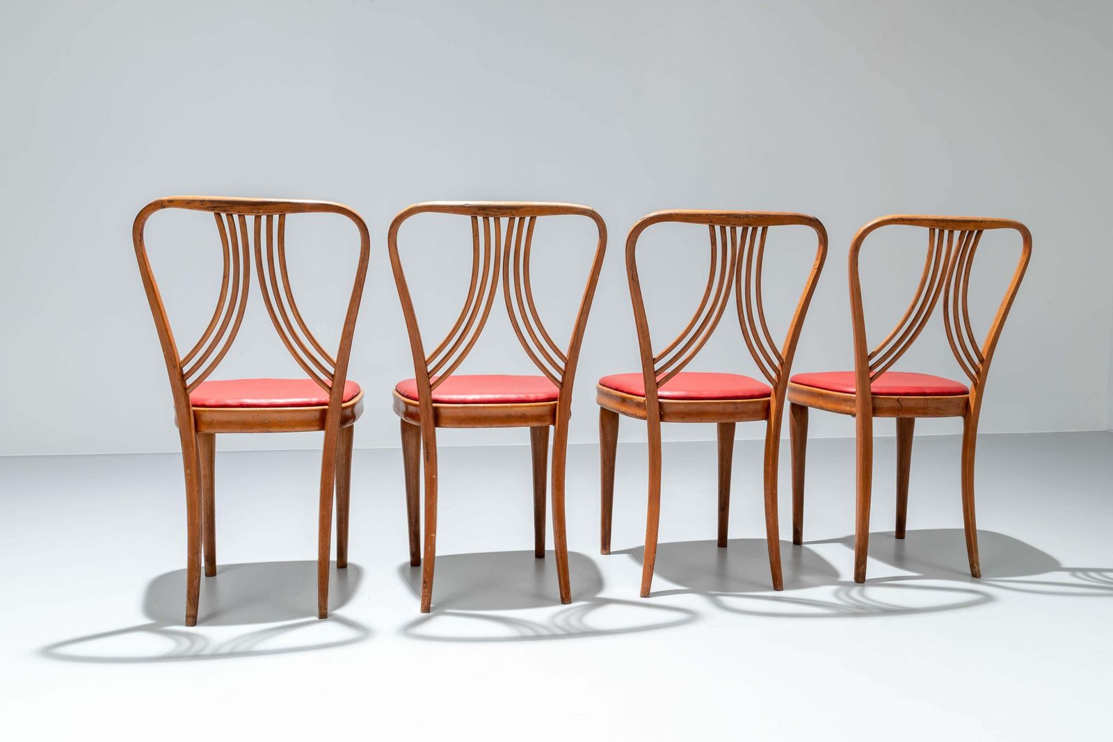 Set Van 4 Eetkamerstoelen In Blond Hout En Rood Imitatieleer, Italië, Ca. Jaren 1950 photo Meubels