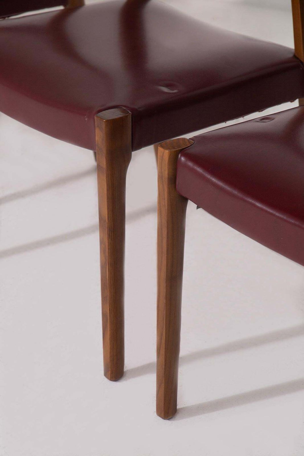 photo furniture Elegant Set Of Four Italian Chairs In Burgundy Leather