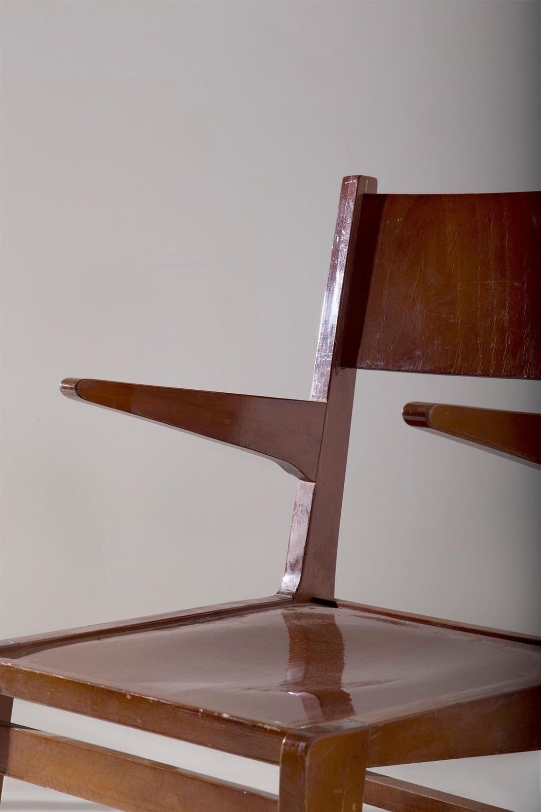 photo vinterior Pair Of Wooden Chairs With Armrests