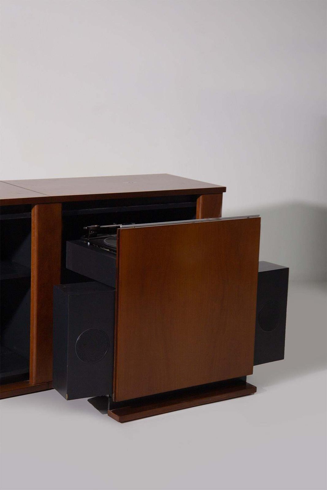 photo vinterior Wooden Sideboard With Built In Turntable