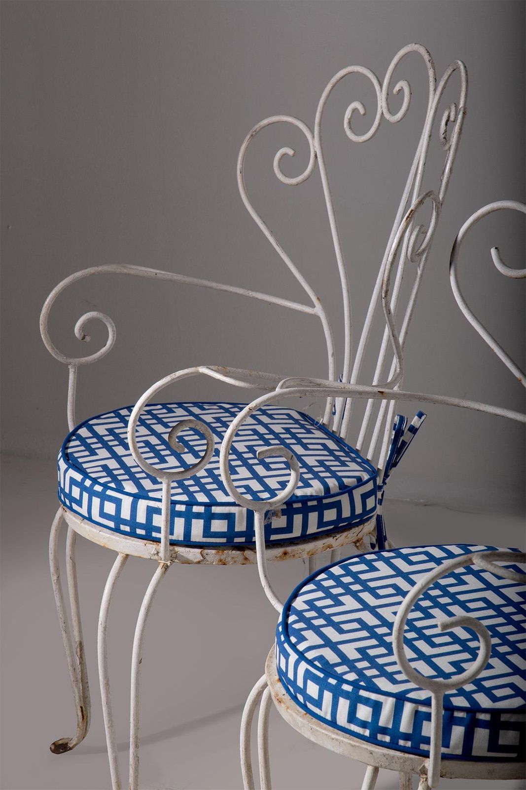 Italian Set Of Five Painted Iron Garden Chairs photo vinterior