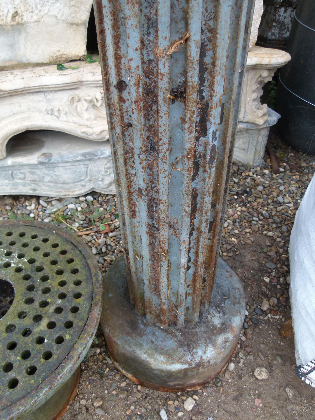 Early 20th Century Urban Cast Iron Fountain With A Low Lying Sink photo vinterior