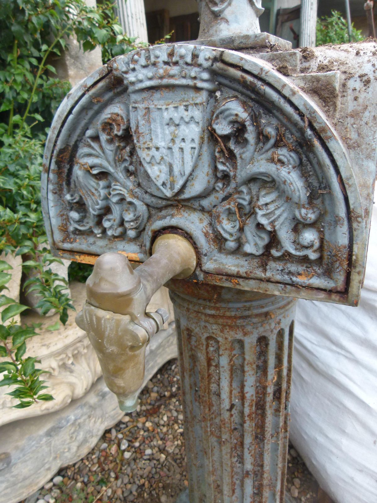 Early 20th Century Urban Cast Iron Fountain With A Low Lying Sink photo vintage