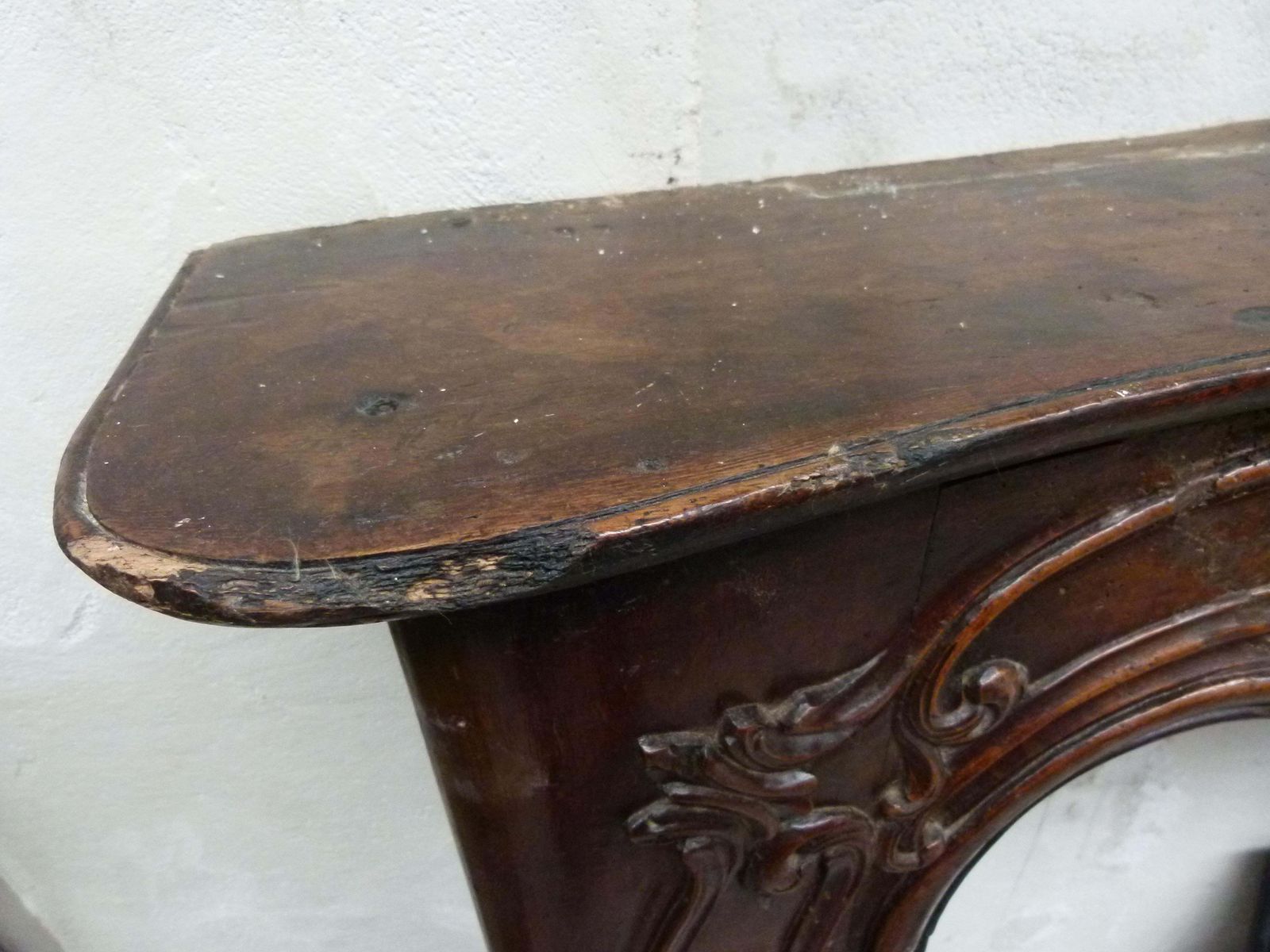 photo vinterior Louis XVI Style Wooden Carved Fireplace Mantel