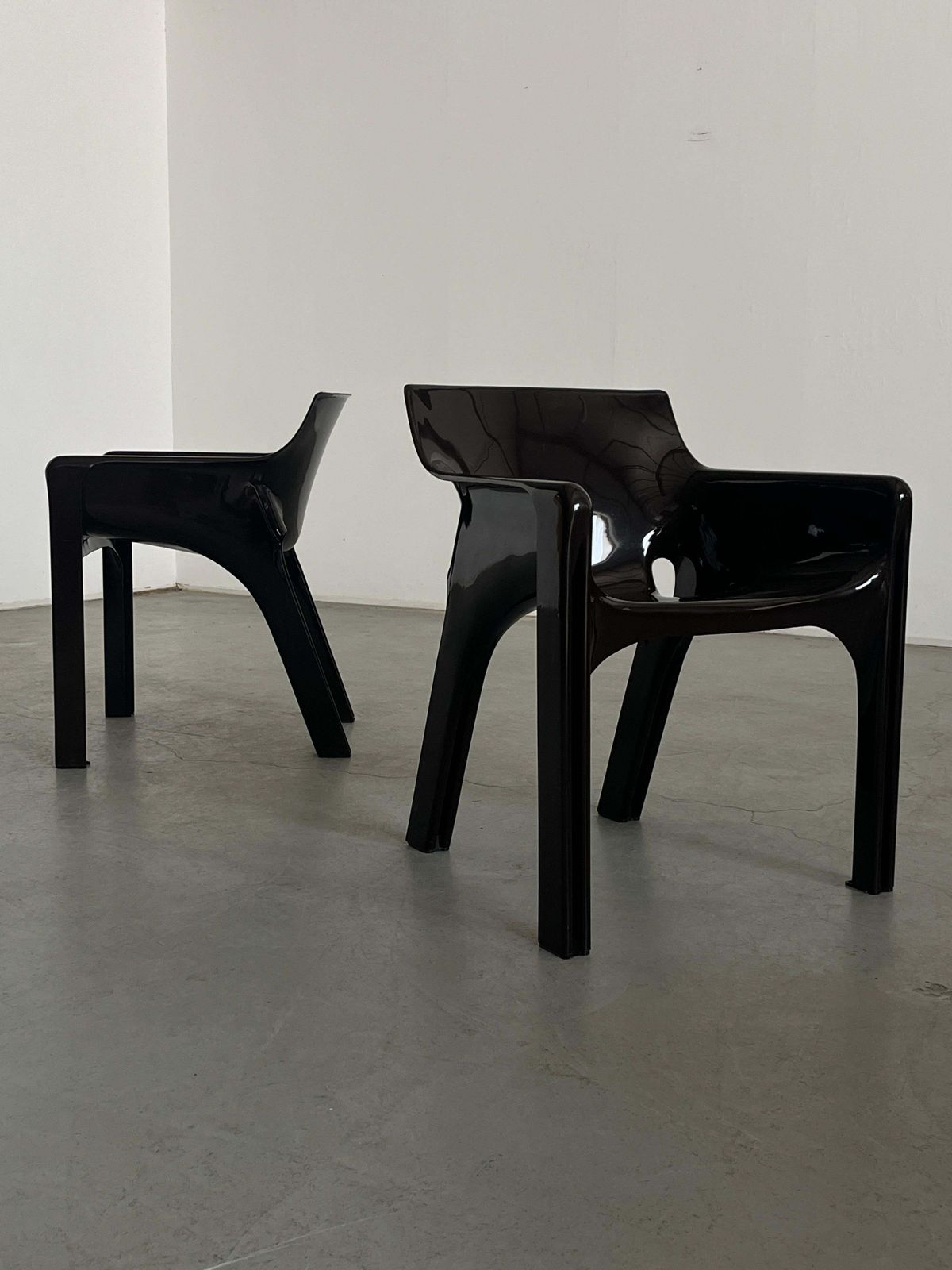 1 Of 4 Dark Brown 'Gaudi' Chairs, Vico Magistretti For Artemide, Early Model photo 650.0