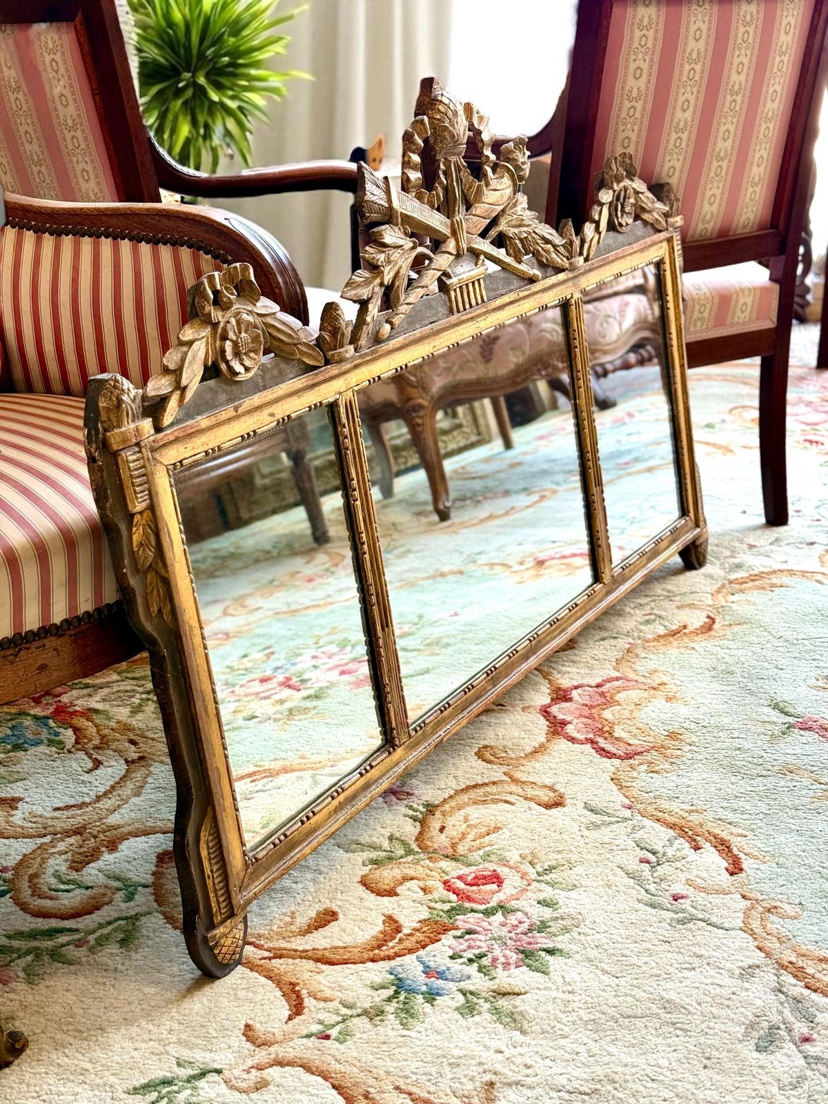 photo vinterior 19th Century French Neoclassical Giltwood Wall Mirror With Crest
