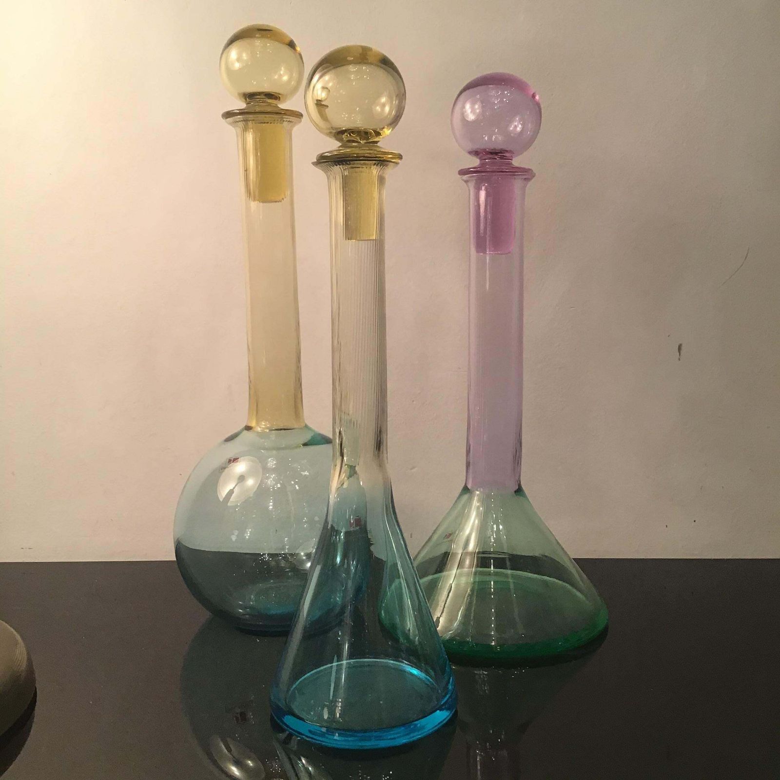 photo vinterior Carlo Moretti Set Of 3 Red White Rose' Wine Bottles Murano Glass 1970 Italy