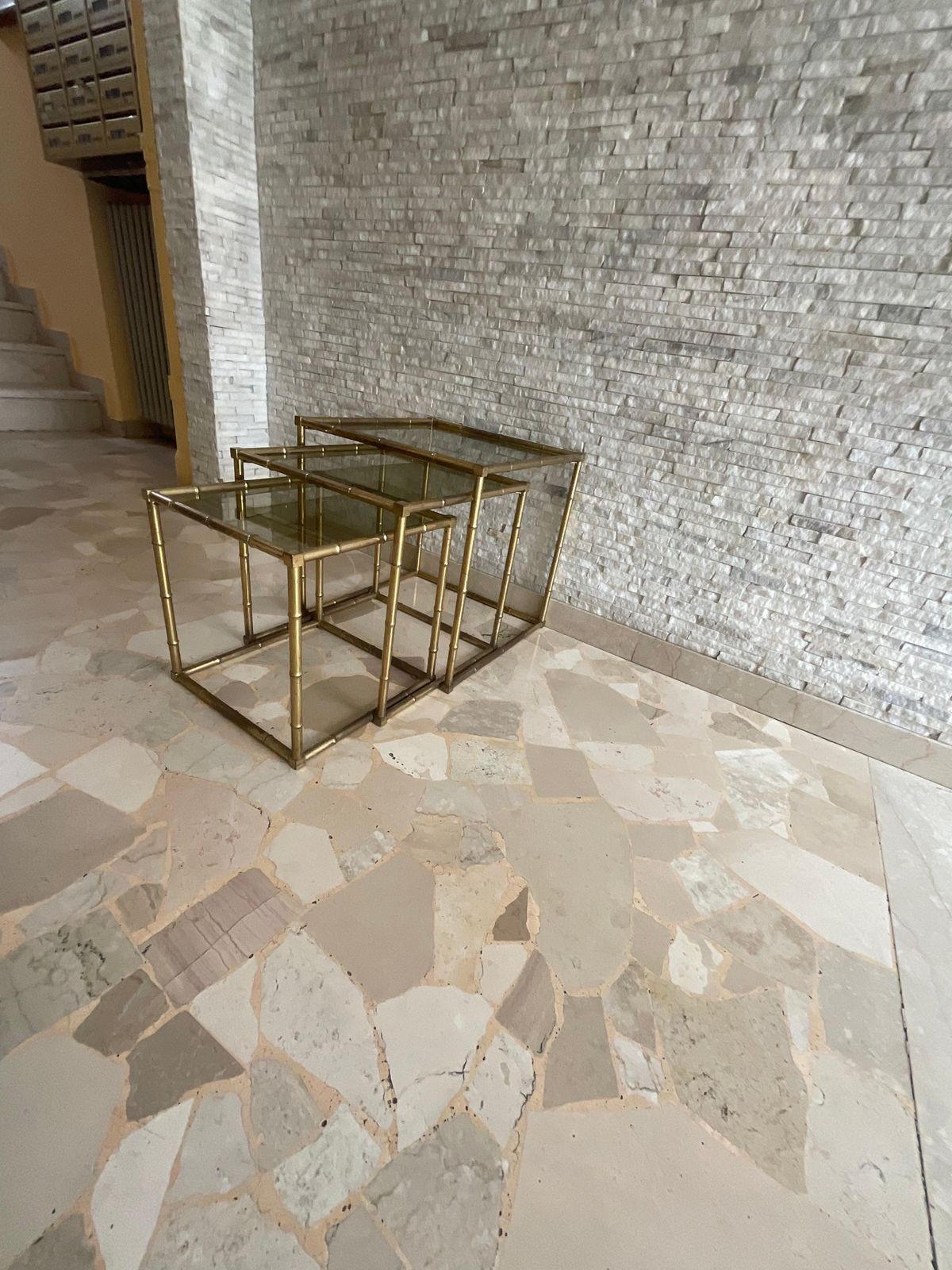 photo vintage Set Of 3 Interlocking Tables Made Of Brass Worked In The Shape Of Bamboo, And Glass Italy