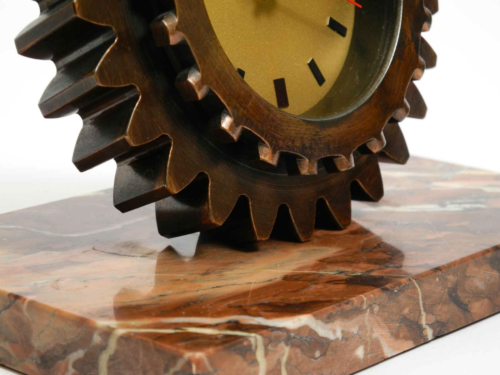 photo vinterior Beautiful 70s Heavy Table Clock Made Of An Iron Gear And A Marble Base