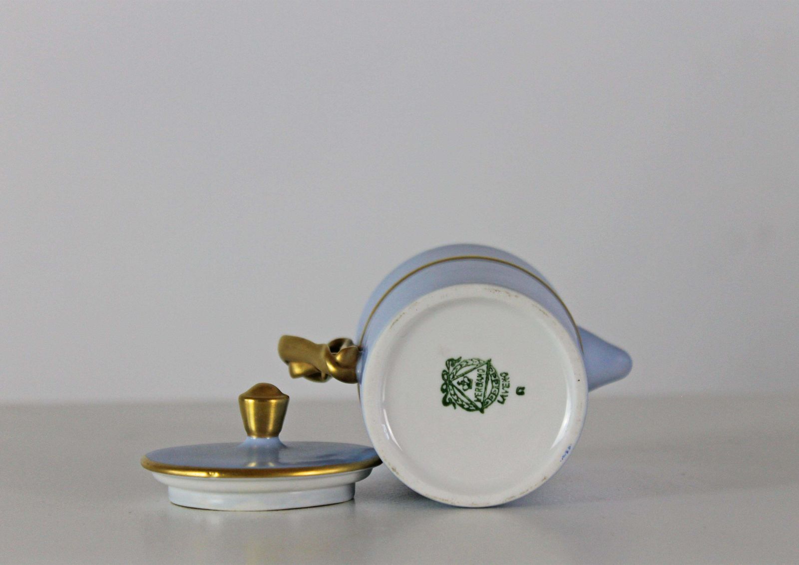 photo buy Antonia Campi Tea Service For Six In Porcelain And Gold Decorations By Laveno
