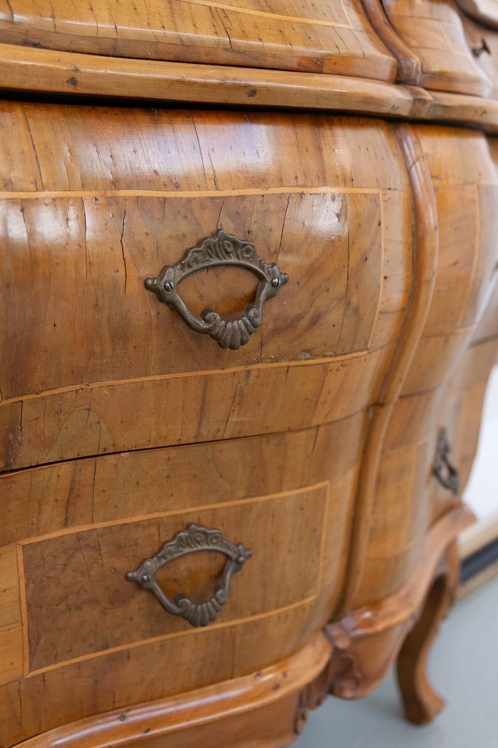 photo vintage Italian Olive Wood Bombe Chest Of Drawers Rococo Style, 1950s.