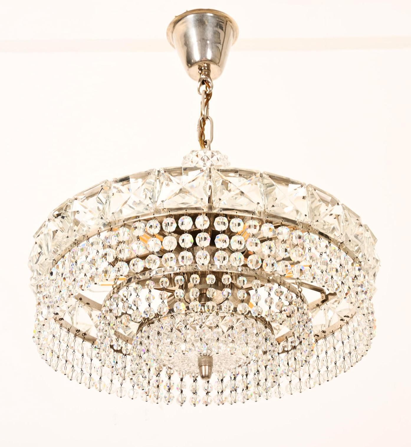 photo furniture Vernikkelde Kroonluchter Met Geslepen Kristal