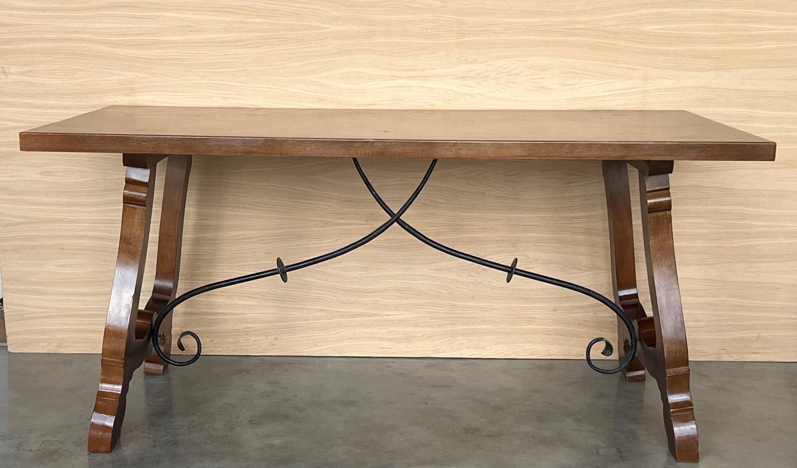 Table à manger ou console en noyer, pieds en lyre et plateau épais, Espagne, XXe siècle photo for sale