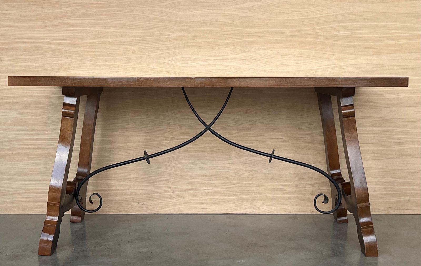 Table à manger ou console en noyer, pieds en lyre et plateau épais, Espagne, XXe siècle photo Mobilier