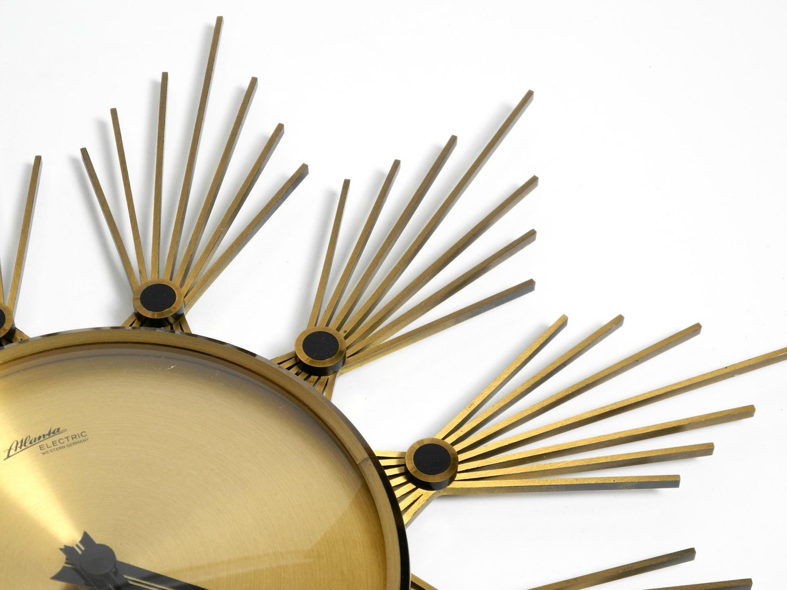 photo vintage Original 1950s Sunburst Wall Clock By Atlanta Made Of Brass And Battery Operated