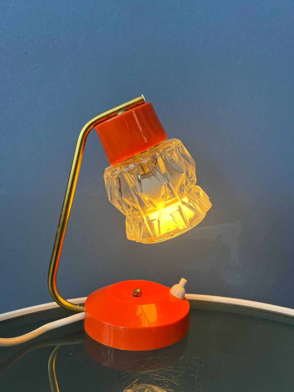 Kleine Oranje Bureaulamp Met Heldere Kristallen Glazen Kap photo for sale