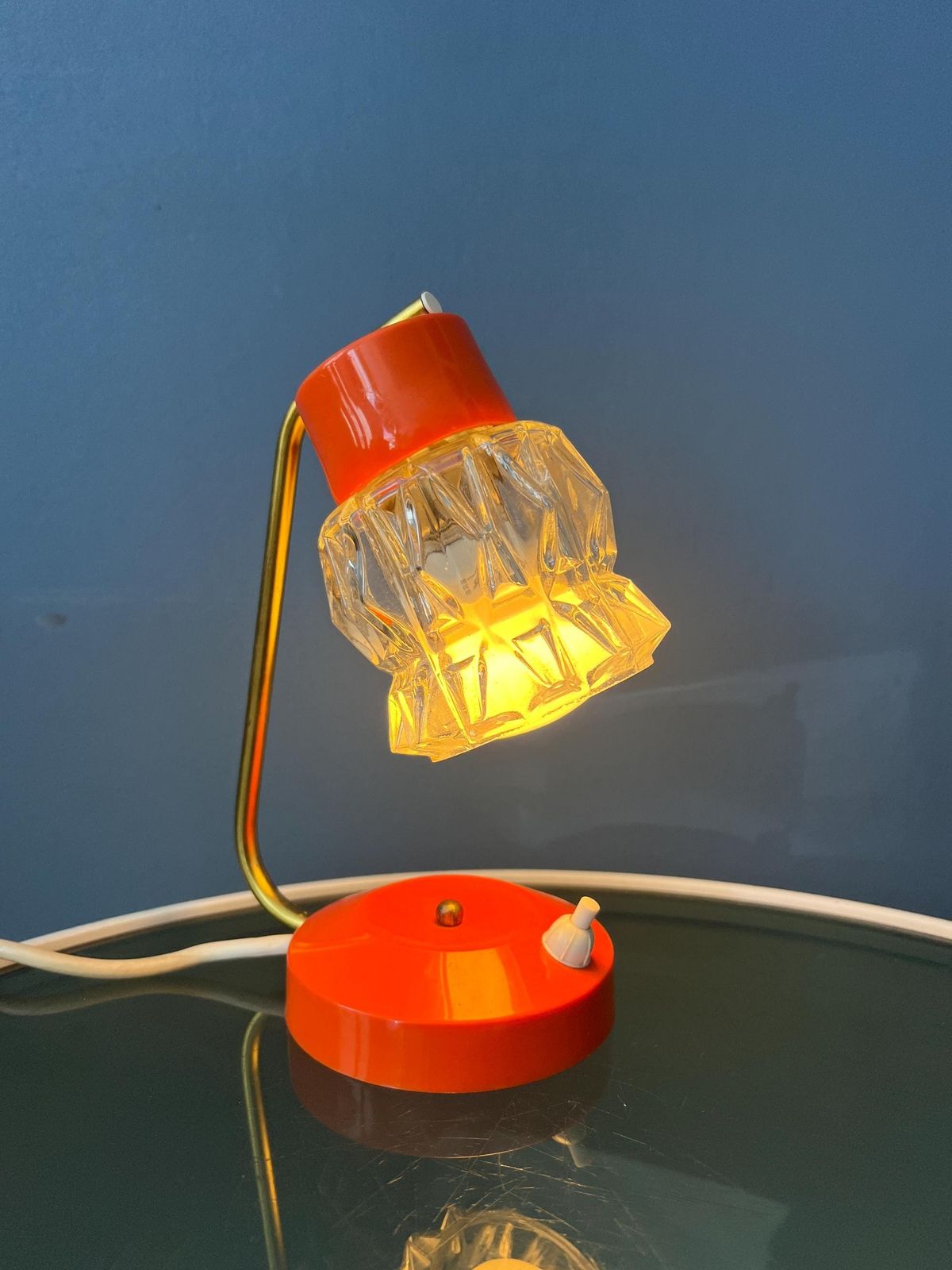 Kleine Oranje Bureaulamp Met Heldere Kristallen Glazen Kap photo Verlichting