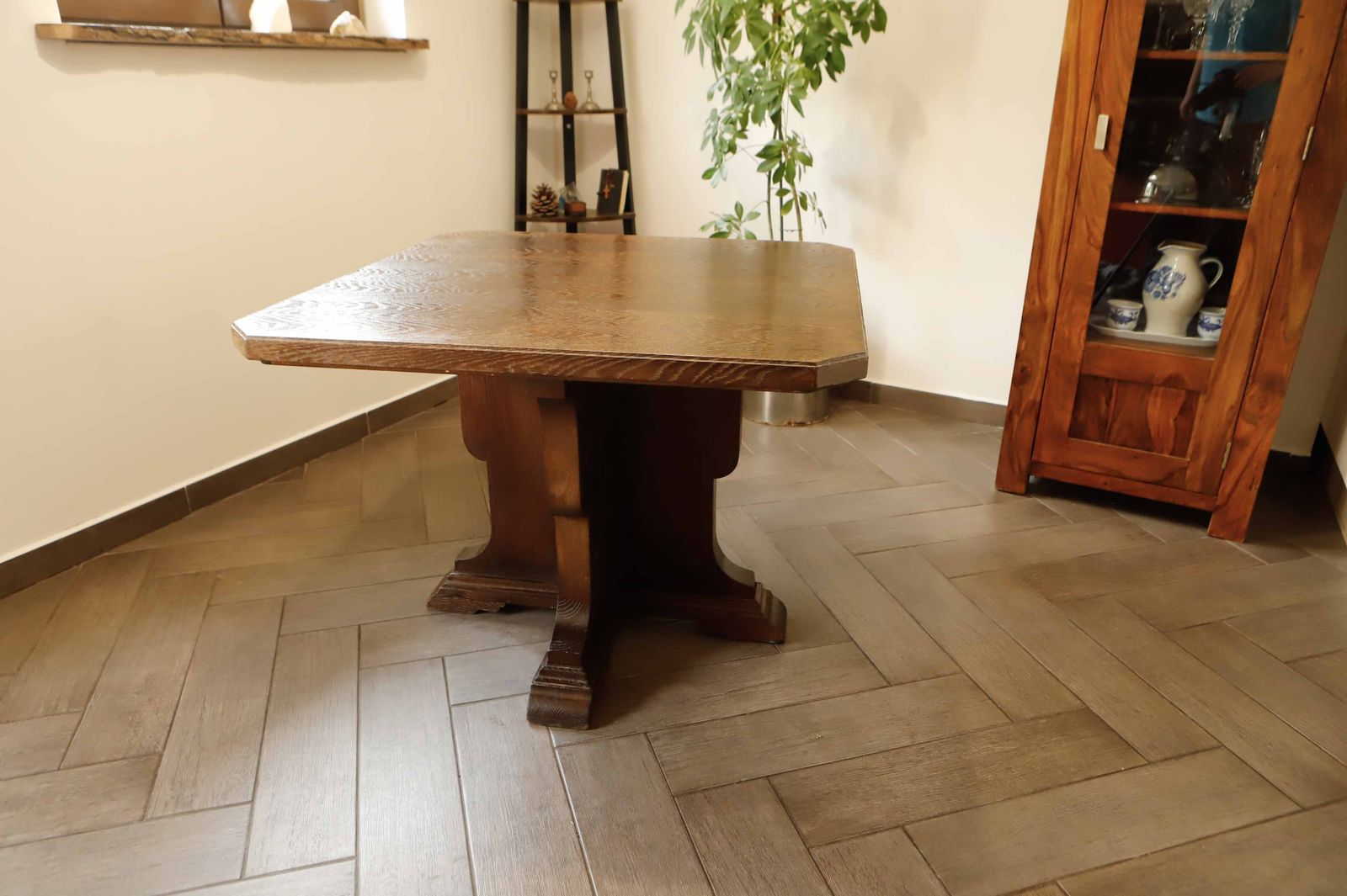 photo furniture Rustic Oak Table With Central Base