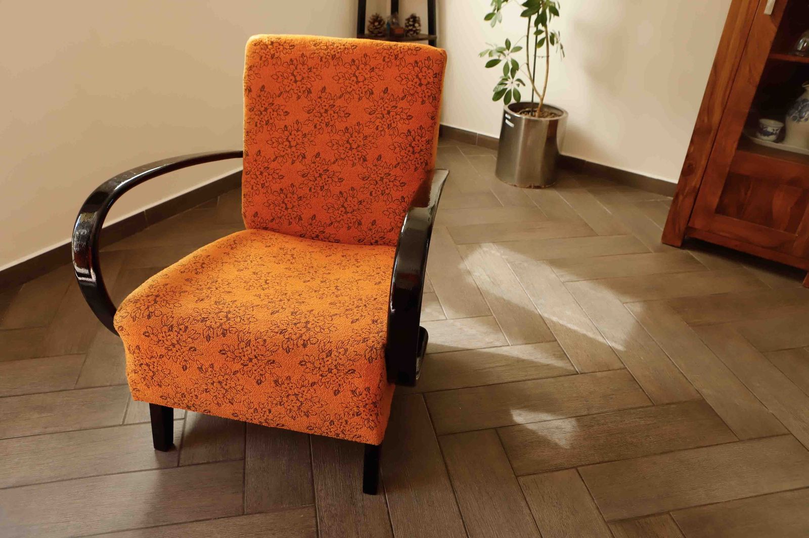 photo furniture Functionalist Armchair C By Jindřich Halabala – Original Upholstery