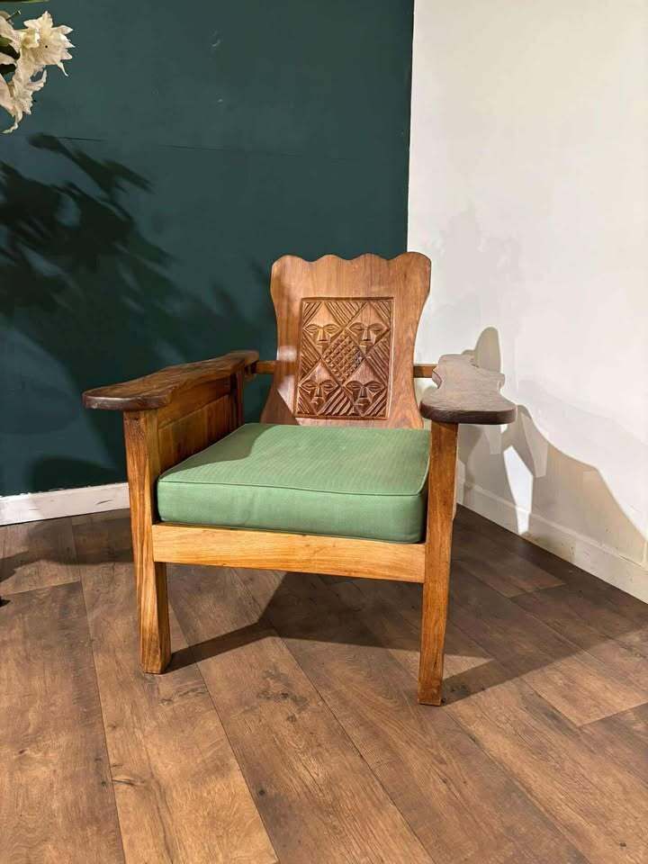 photo vintage Adjustable Decorative Chair With Tribal Inspired Carvings
