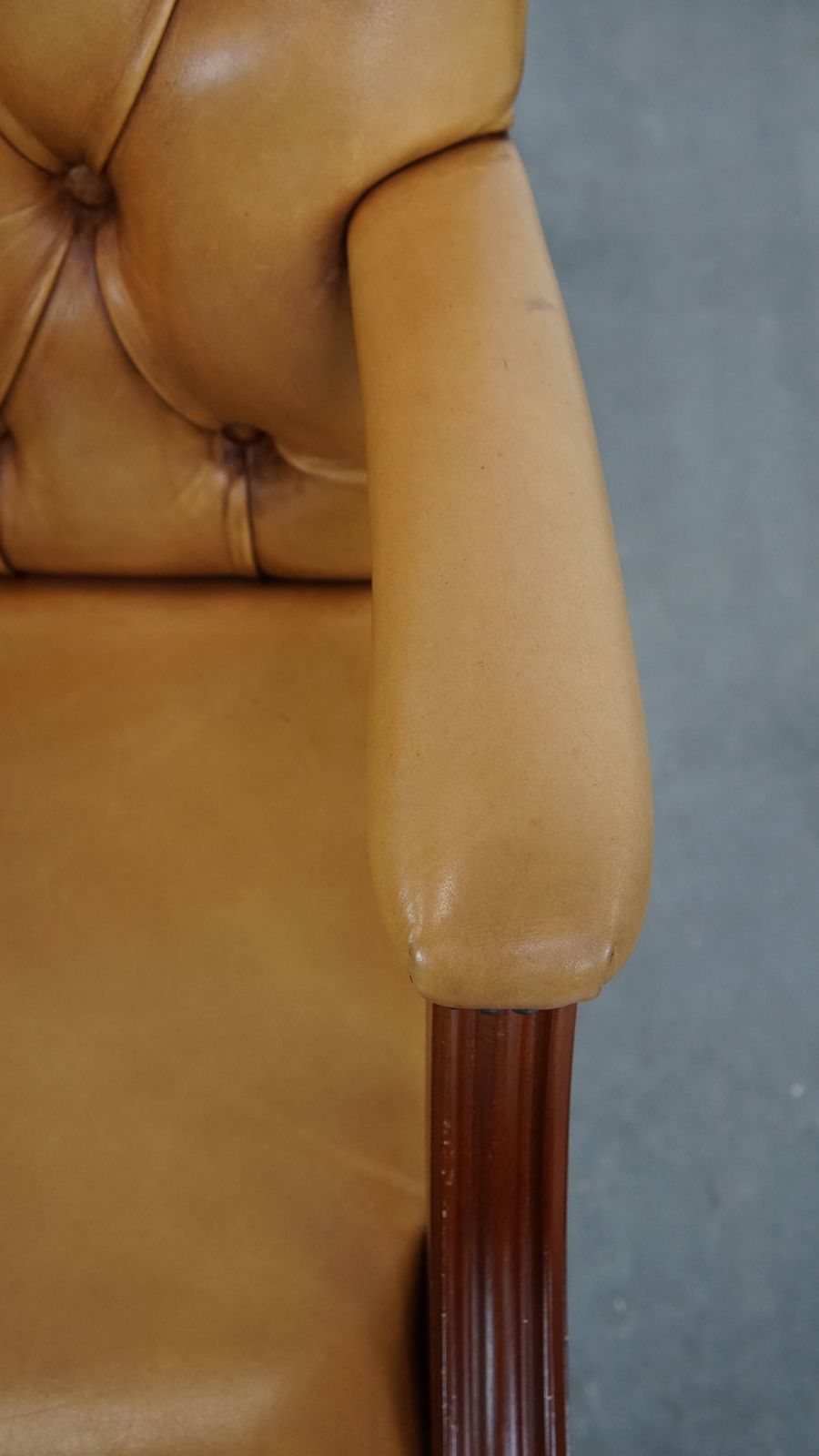 photo for sale Set Van 5 Chesterfield Eetkamerstoelen/Vergaderstoelen In Koeienleer, Licht Cognackleurig