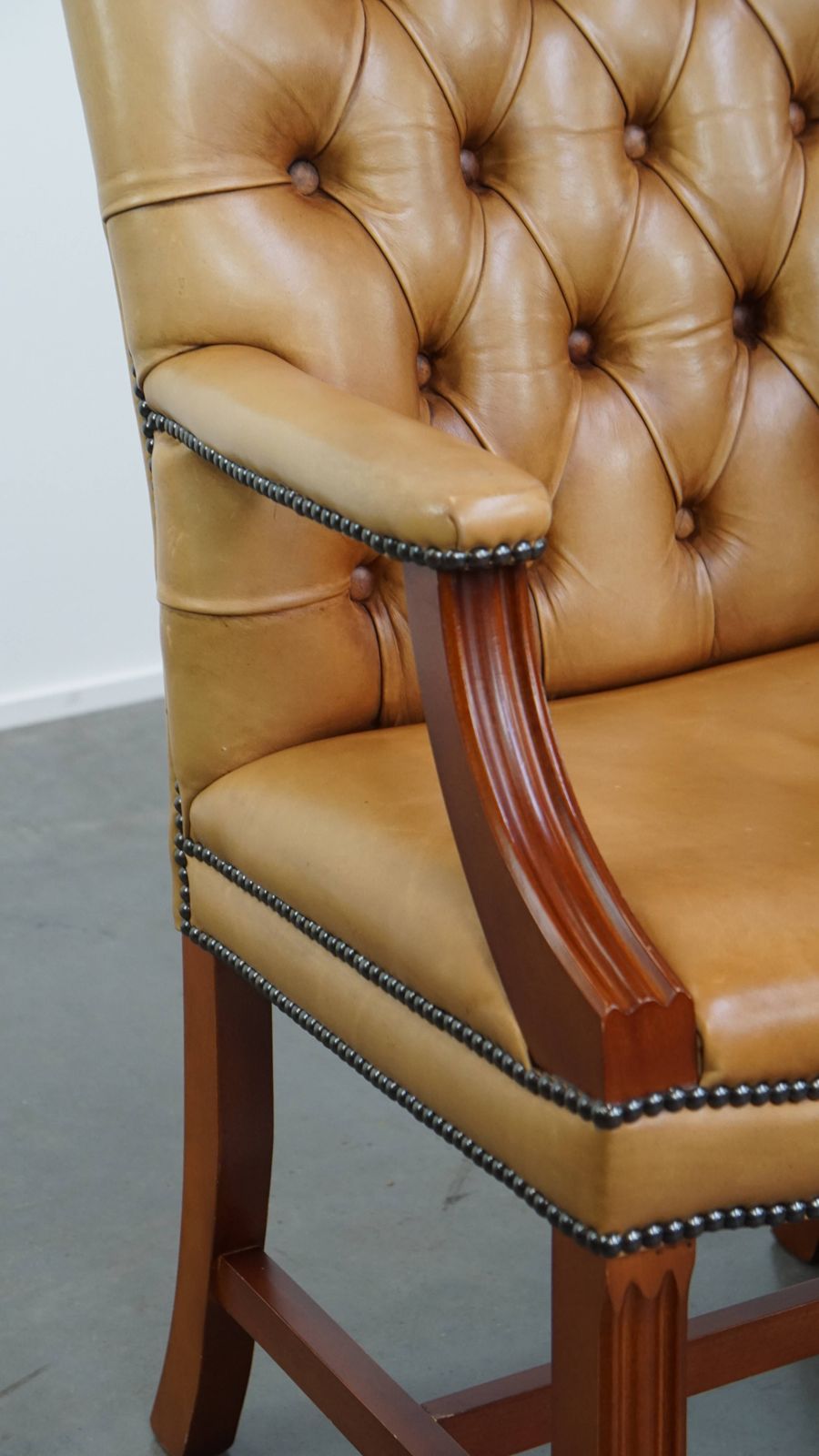 photo vinterior Set Of 4 Beautiful And Luxurious Cowhide Chesterfield Dining/Meeting Chairs In A Light Cognac Color