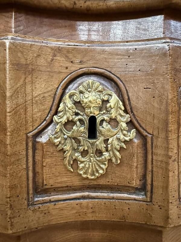 Commode époque Louis XV En Noyer Massif à Poignée Coquilles Sculptées photo furniture