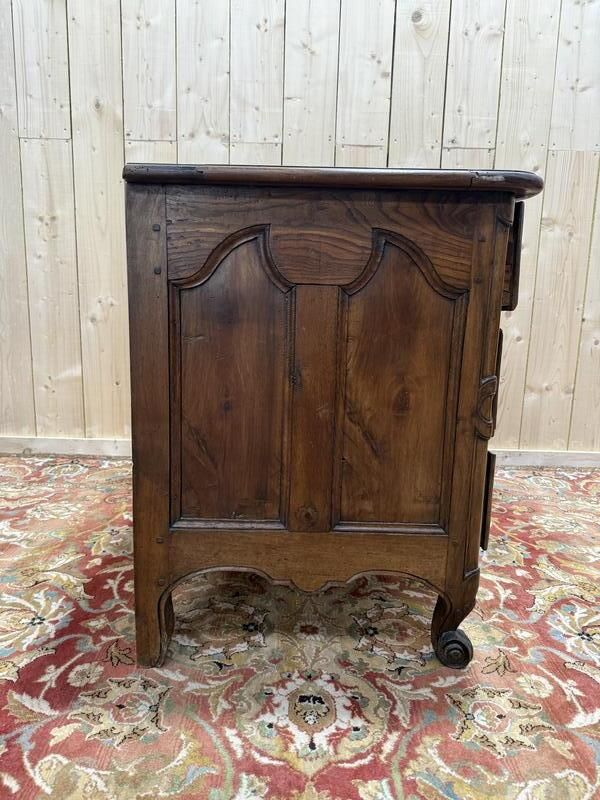 Commode époque Louis XV En Noyer Massif à Poignée Coquilles Sculptées photo 1320.0