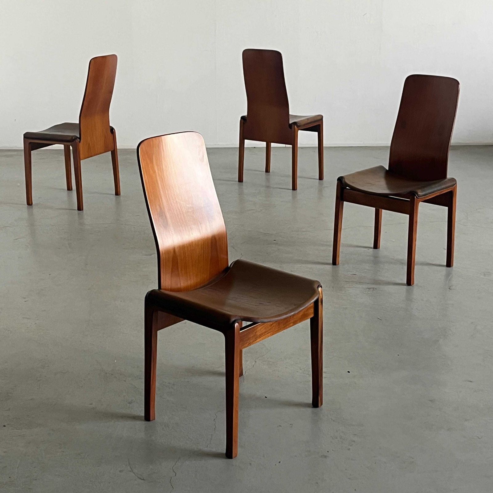 Set Of 4 Vintage 'Fiorenza' Dining Chairs By Tito Agnoli For Molteni In Leather & Walnut, 1968 Italy
