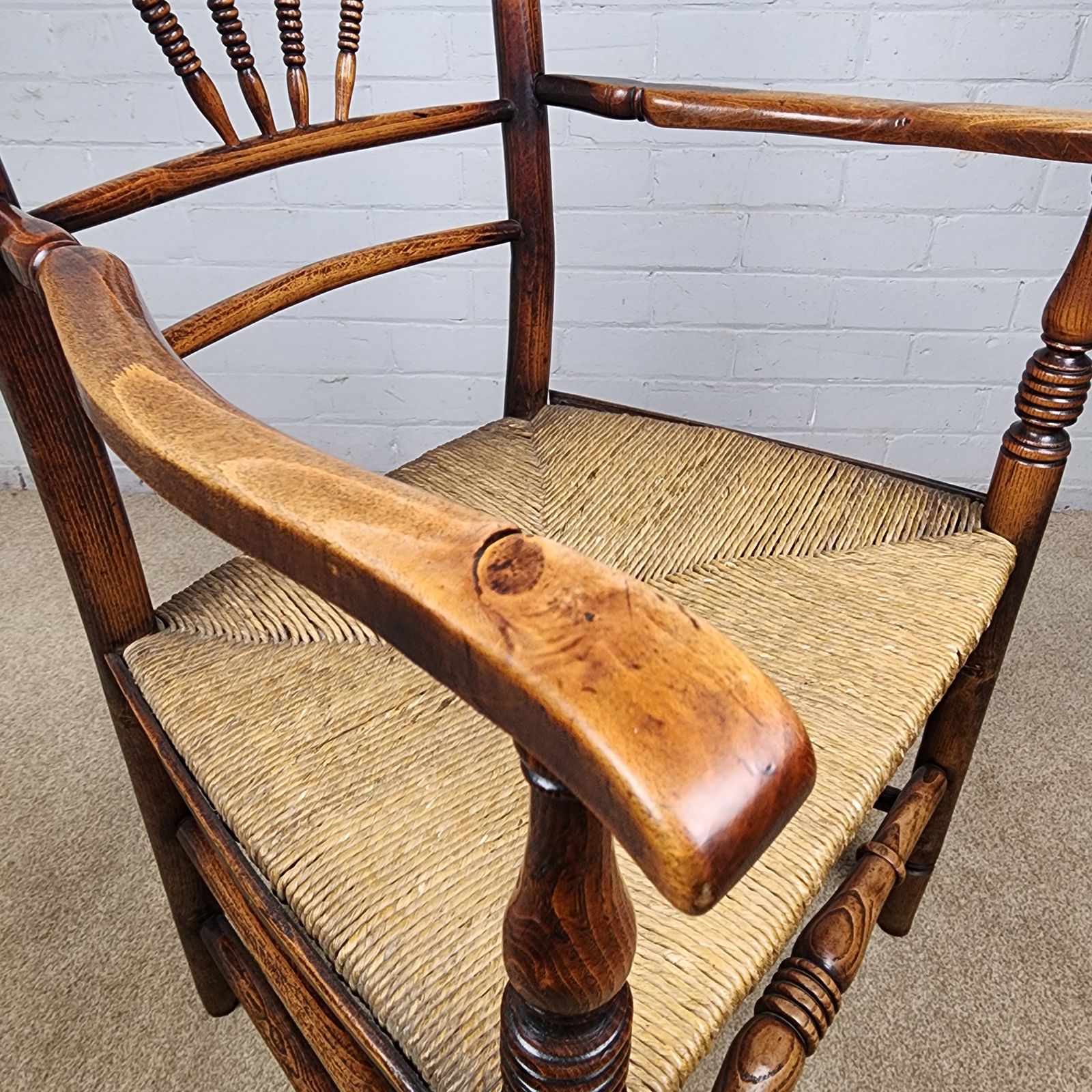 photo vinterior A George III Elm And Fruitwood Spindle Back Carver Chair