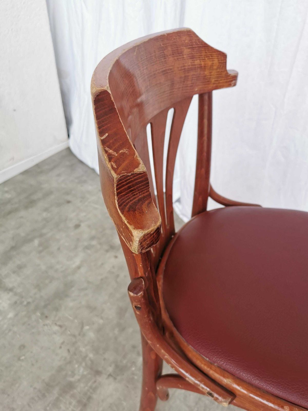 photo furniture Vintage Bentwood Dining Chair With Fan Backrest / 1970s / Thonet Style / Dark Wood Frame And Faux Leather Seat / Irish Pub Style