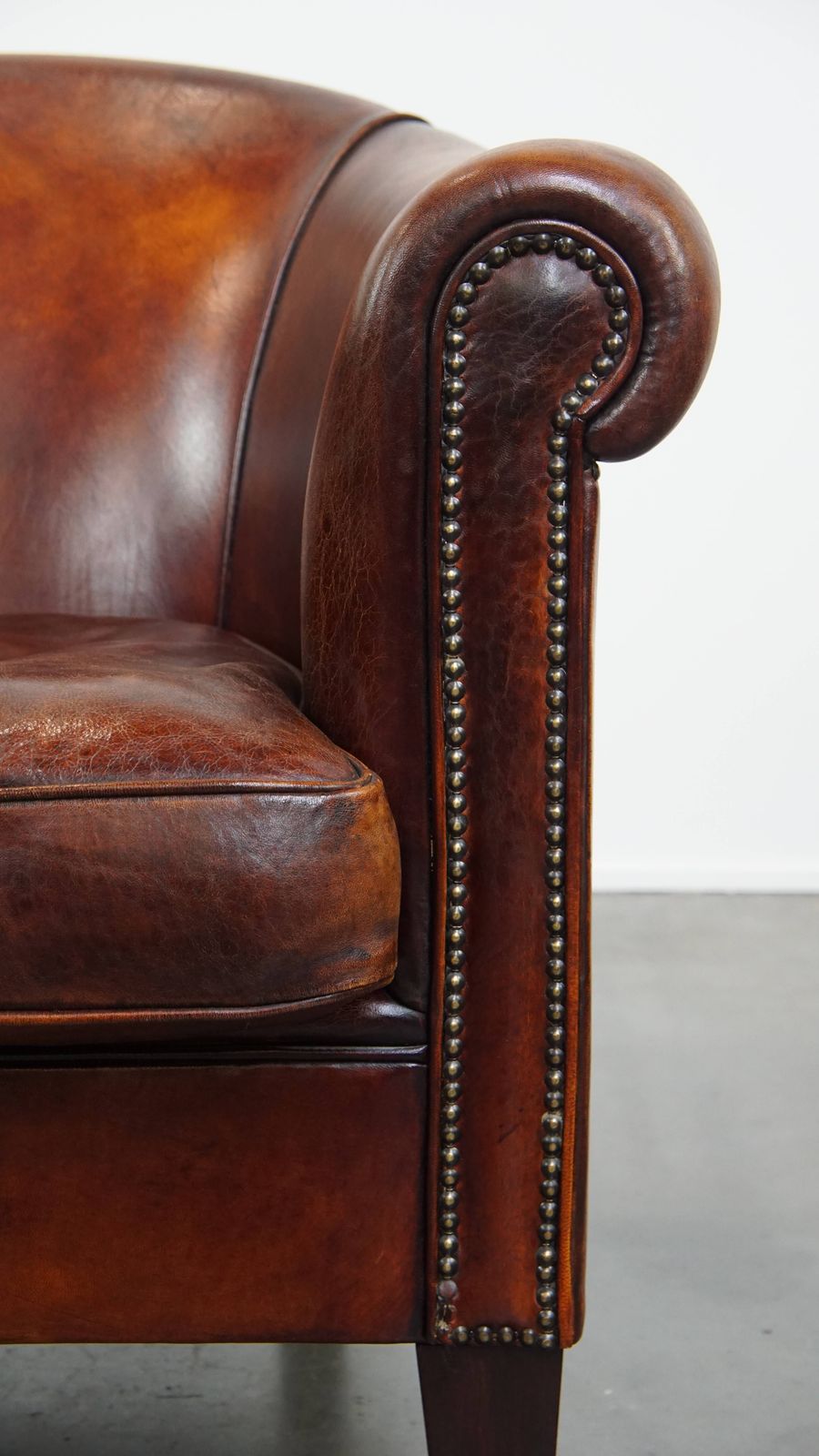 926.2215 Schapenvacht Club Fauteuil In Een Mooie Warme Cognackleur Met Een Fraaie Patina photo
